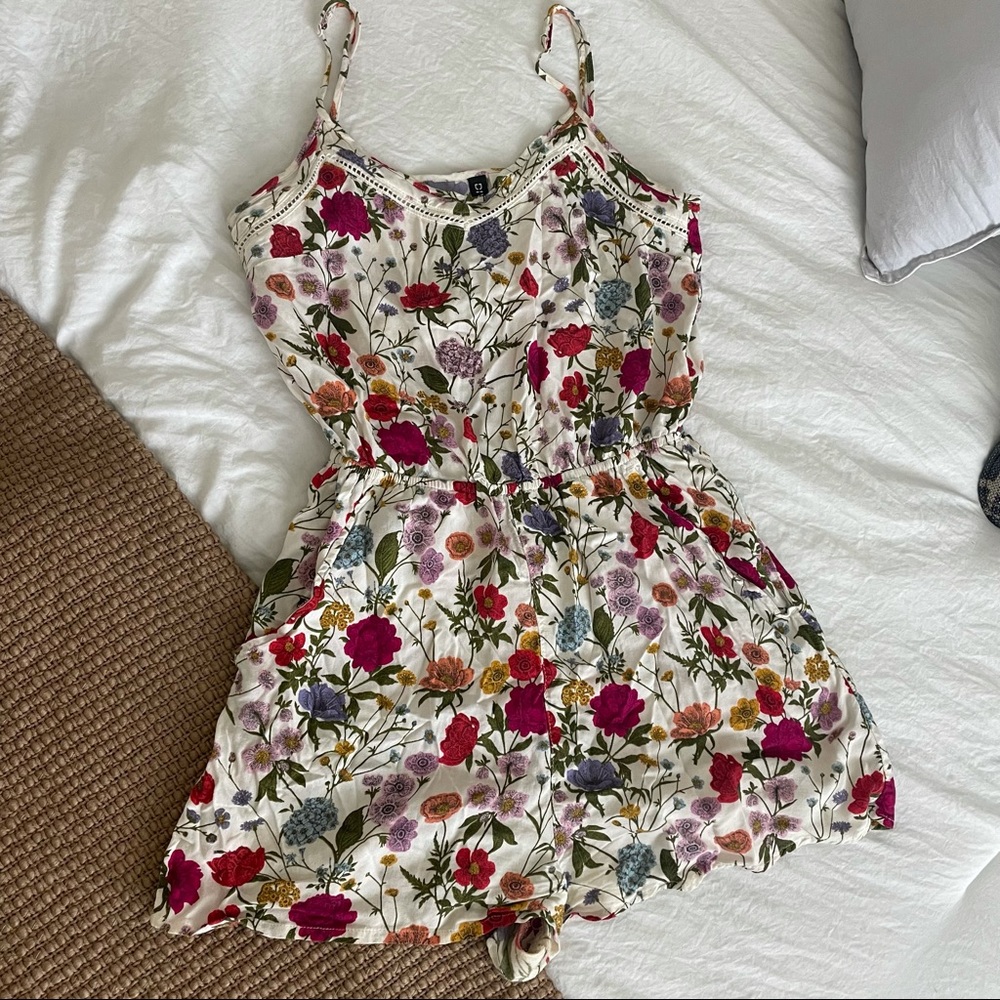 H&M romper: floral pattern & has pockets!